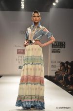 Model walk the ramp for Malini Ramani Show at Wills Lifestyle India Fashion Week 2012 day 4 on 9th Oct 2012 (62).JPG